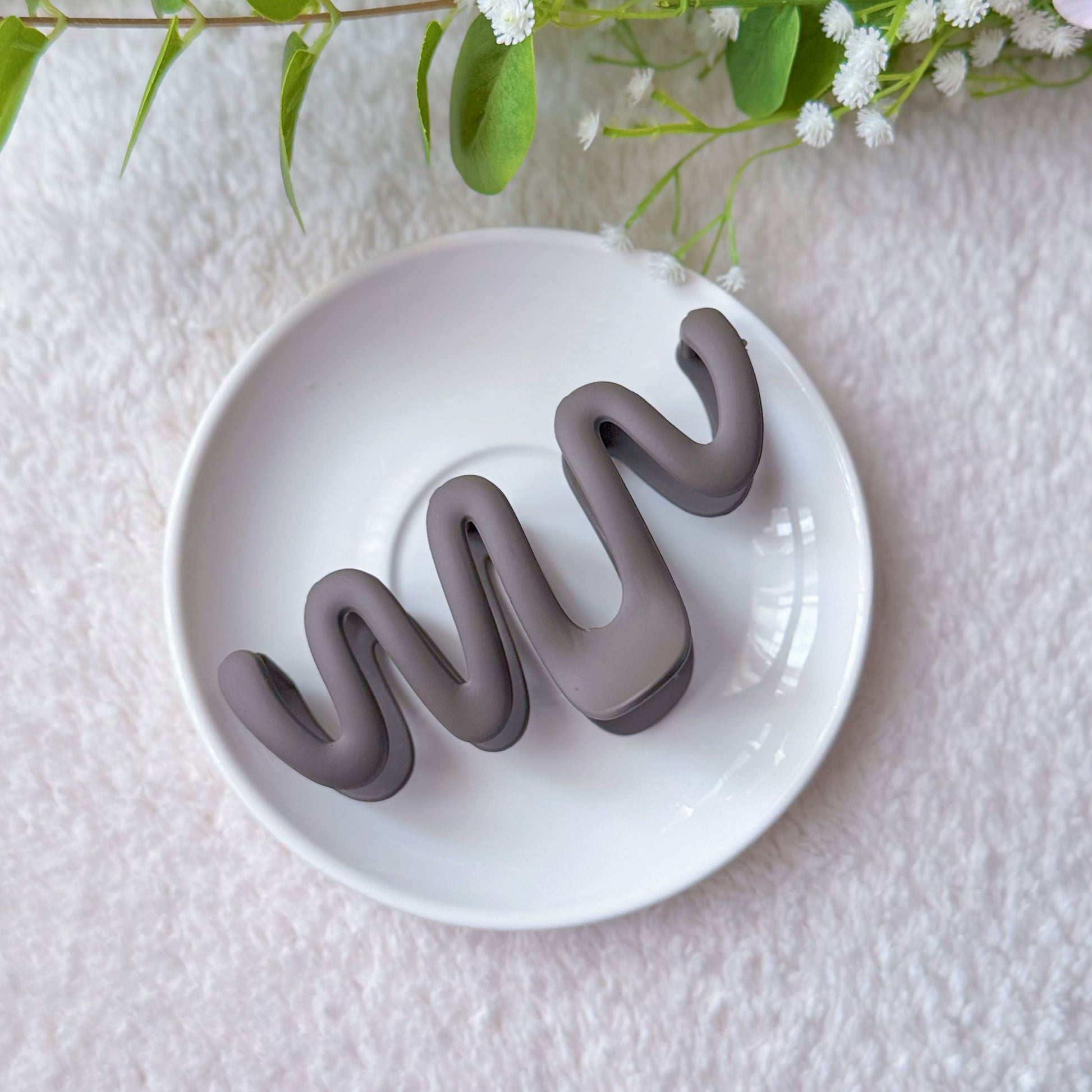 CloudCurl Claw in black - wavy curl-inspired 13cm claw clip for thick hair Pakistan