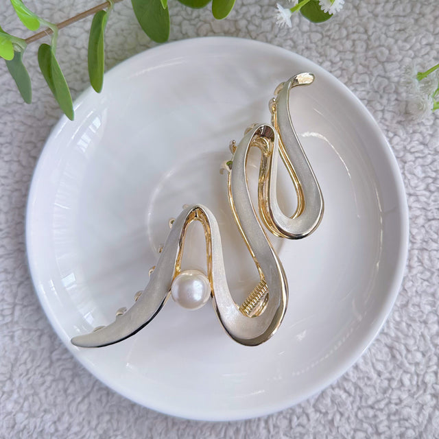 Ivory Wave Claw - elegant neutral wavy claw clip for women Pakistan